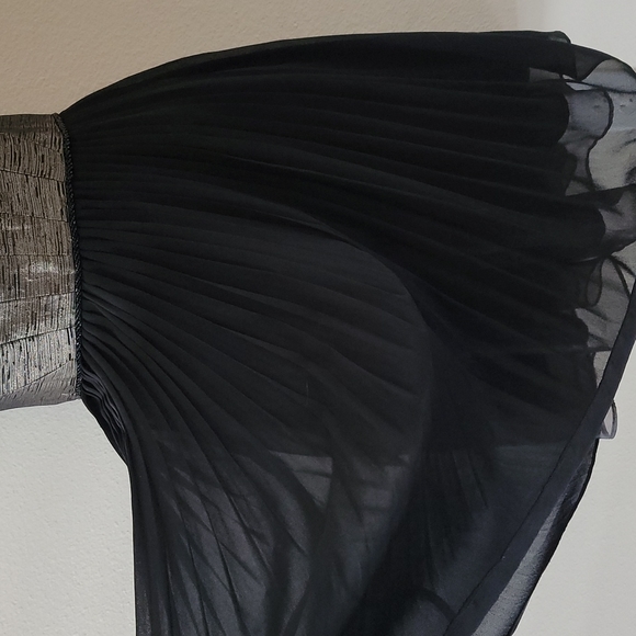 New Beautiful Minuet Black Metallic V-neck pleated form Dress Juniors sz Medium - Picture 8 of 11